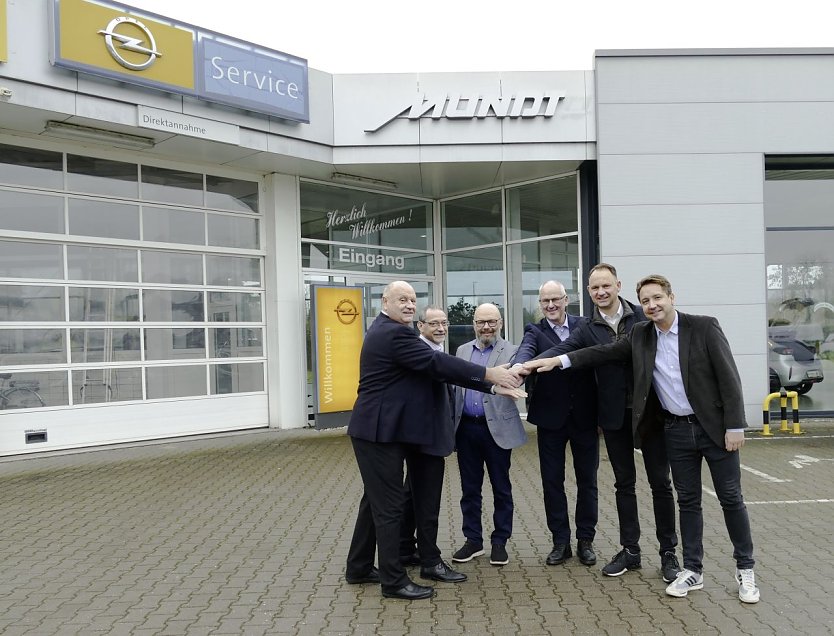 Von links: Helmut Peter (Inhaber & Geschäftsführer / Autohaus Peter Gruppe), Falk Kirsche (Gesellschafter / Autohaus Mundt), Matthias Mundt (Gesellschafter / Autohaus Mundt), Detlef Günter (Gesellschafter / Autohaus Mundt), Andreas Peter (Inhaber & Geschäftsführer / Autohaus Peter Gruppe), Alexander Kästner (Geschäftsführer / Automobile Peter GmbH) (Foto: AHP) Von links: Helmut Peter (Inhaber & Geschäftsführer / Autohaus Peter Gruppe), Falk Kirsche (Gesellschafter / Autohaus Mundt), Matthias Mundt (Gesellschafter / Autohaus Mundt), Detlef Günter (Gesellschafter / Autohaus Mundt), Andreas Peter (Inhaber & Geschäftsführer / Autohaus Peter Gruppe), Alexander Kästner (Geschäftsführer / Automobile Peter GmbH) (Foto: AHP)