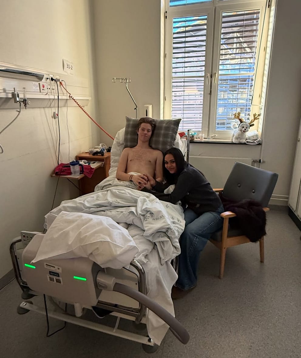 William Bostadloekken (20) postete dieses Bild von sich im Krankenhaus auf seinem Instagram-Account. Immer an seiner Seite: Freundin Valentina