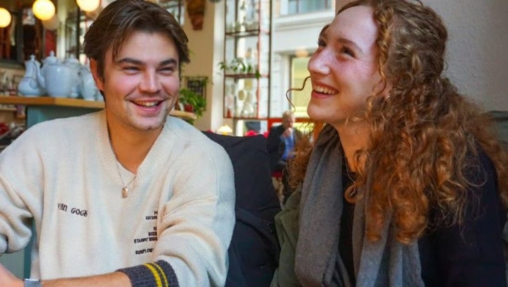 Linus Bruhn trifft Greta Heimann: Die beiden Hallenser Kandidaten in dieser Staffel von The Voice of Germany tauschen Erfahrungen aus - und auch Seitenhiebe.