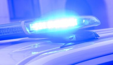 In Halle sind Jugendliche mit einem Böller beworfen worden.