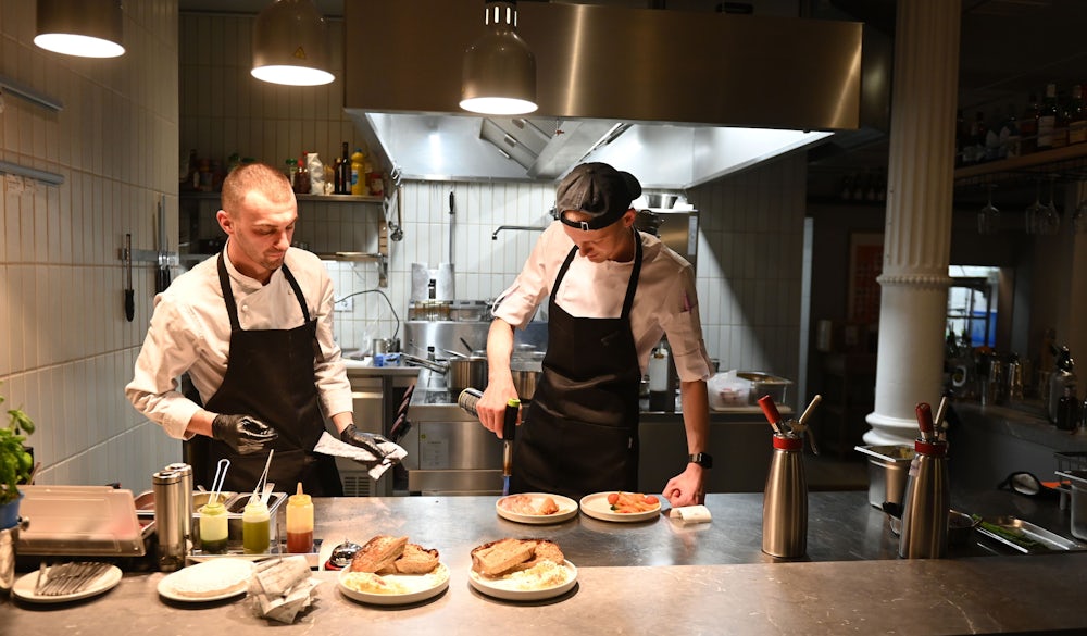 Im ukrainischen Restaurant Ruta im Westend  werden Klassiker wie Borschtsch und Warenyky neben kulinarisch ausgefeilten Gerichten serviert.