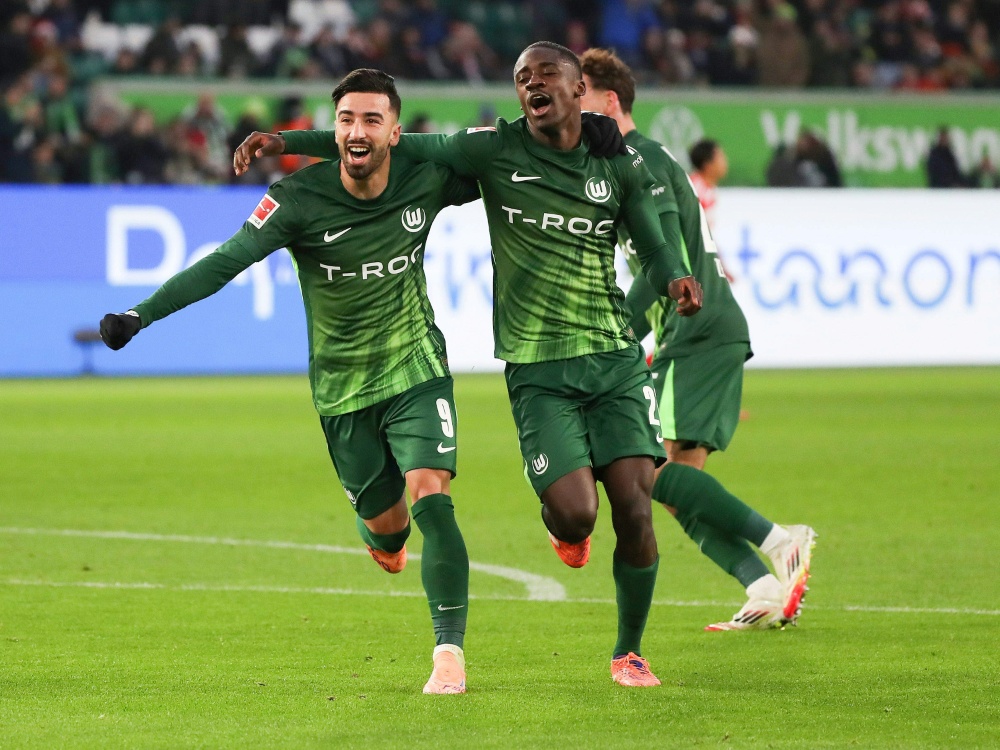 Wolfsburgs Amoura (l.) beim Torjubel (Foto: IMAGO/IMAGO/SID/Darius Simka)