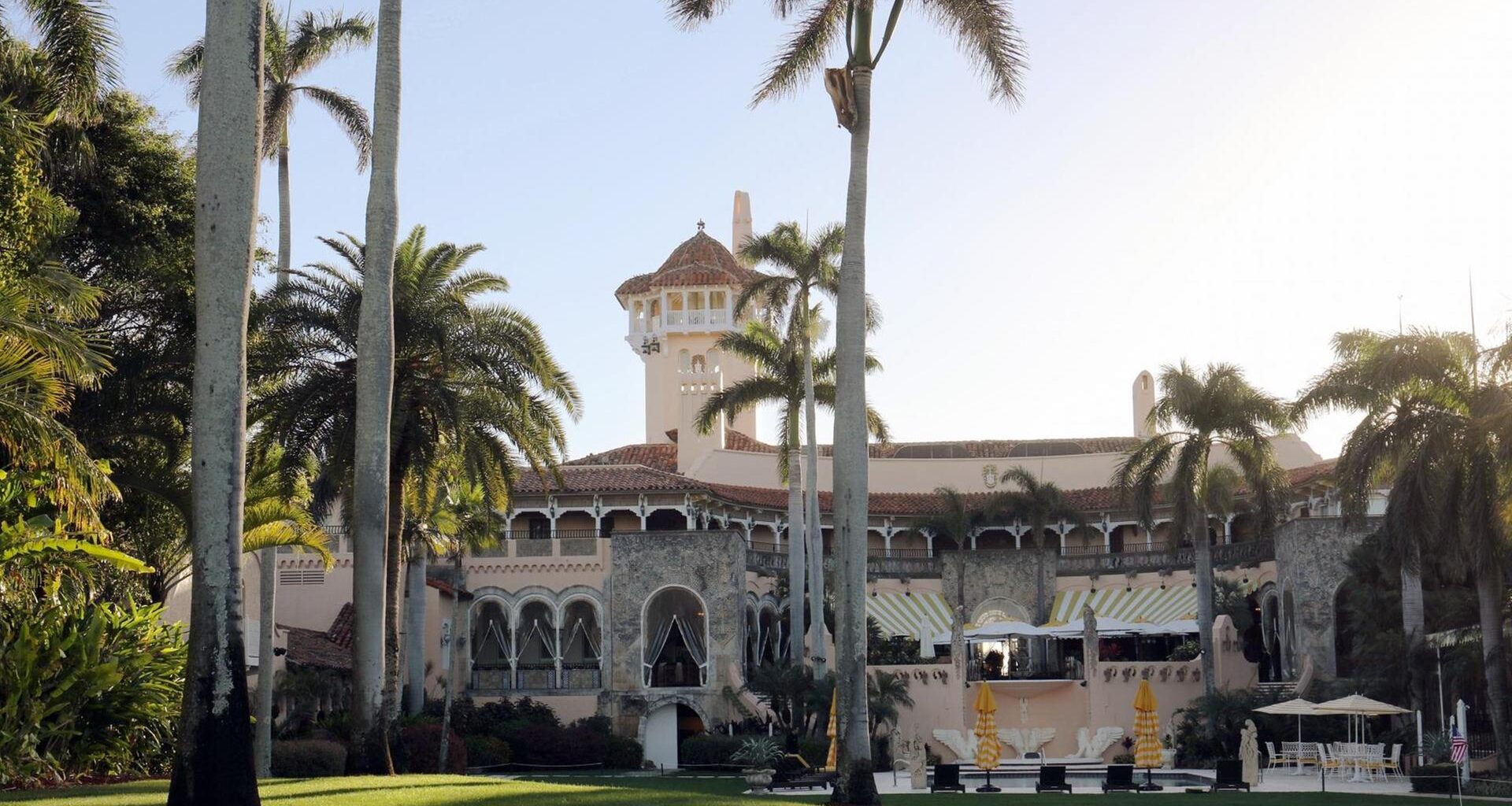 Mar-a-Lago, die Privatresidenz von US-Präsident Trump in Florida, vom Garten aus gesehen.