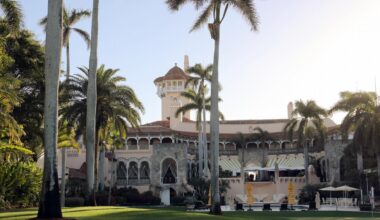 Mar-a-Lago, die Privatresidenz von US-Präsident Trump in Florida, vom Garten aus gesehen.