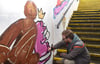 Tobias Stein sprühte den „Singenden Mann“ von Ernst Barlach auf eine Wand zu den Bahnsteigen 2 und 3 am Bahnhof Güstrow.