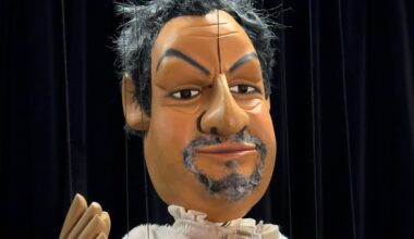 Neue Politik-Holzköpfe im Kabarett-Programm der Puppenkiste