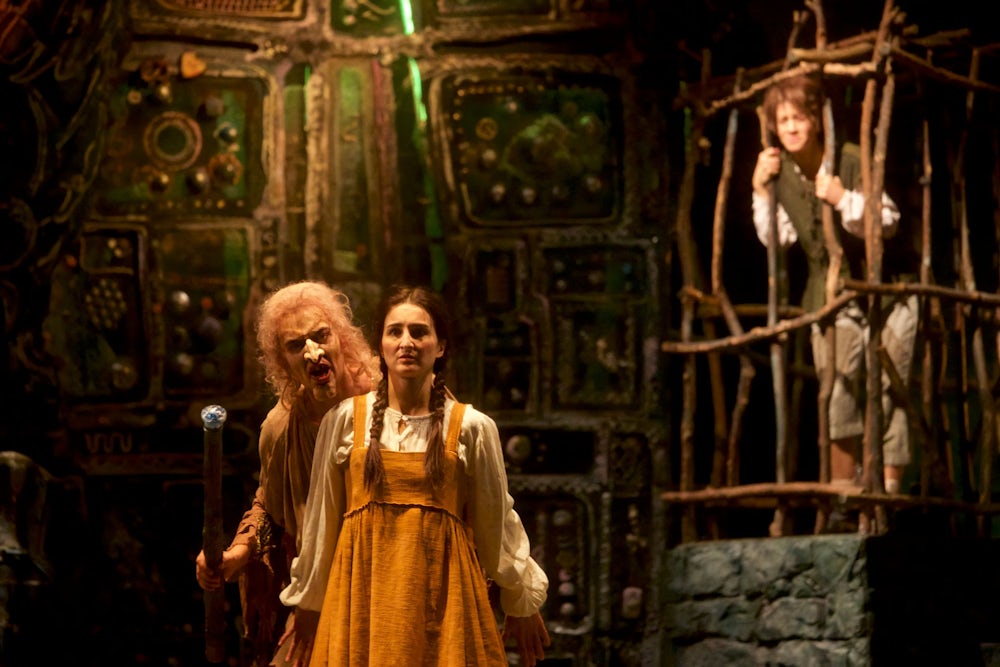 Es wird wieder am Pfefferkuchenhaus genascht: In der Vorweihnachtszeit kehrt die Märchenoper „Hänsel und Gretel“ zurück ans Gärtnerplatztheater.