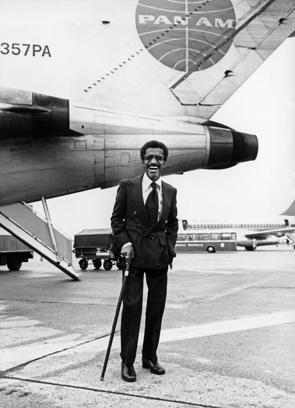 Superstar Sammy Davis Jr. posiert 1968 nach seiner Ankunft aus Berlin-Tempelhof vor einer Boeing 727-100 der Pan Am am Hamburger Flughafen