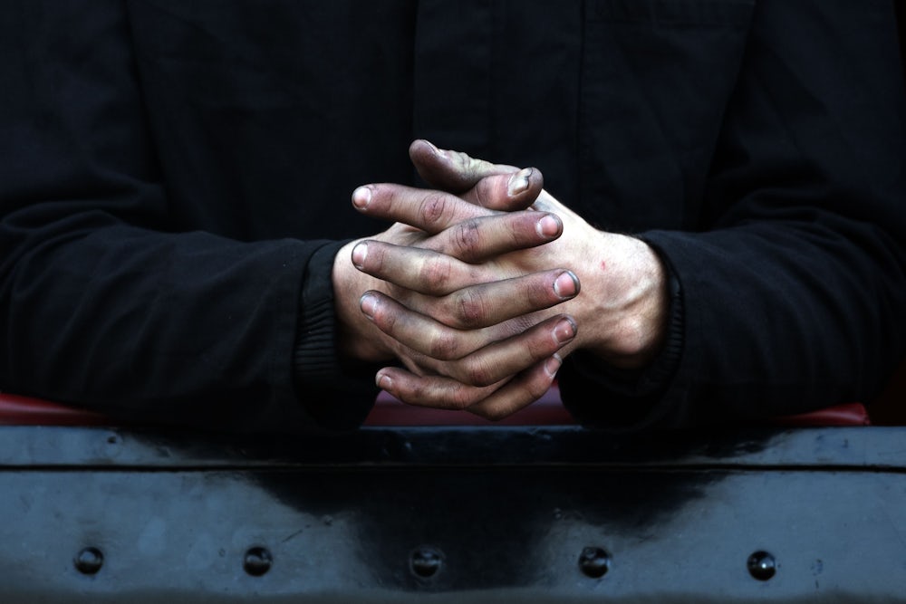 Die Hände des Heizers nach getaner Arbeit.