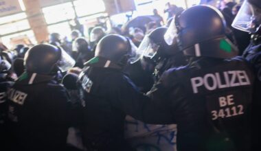 Berlin: Mehrere verletzte Beamte bei Polizei-Hasser-Demo | Regional
