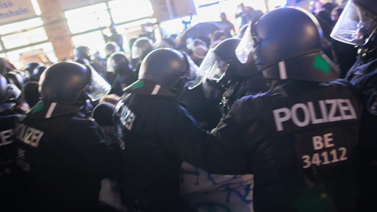 Berlin: Mehrere verletzte Beamte bei Polizei-Hasser-Demo | Regional