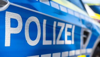 Oldtimer wird bei Unfall unter Leitplanke geschoben