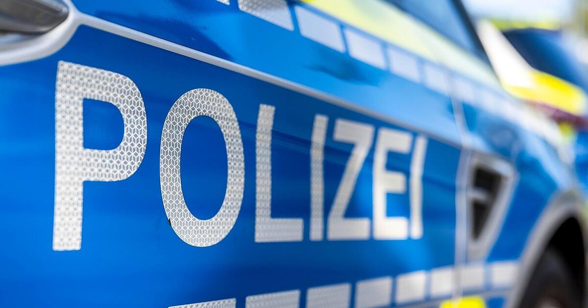 Oldtimer wird bei Unfall unter Leitplanke geschoben