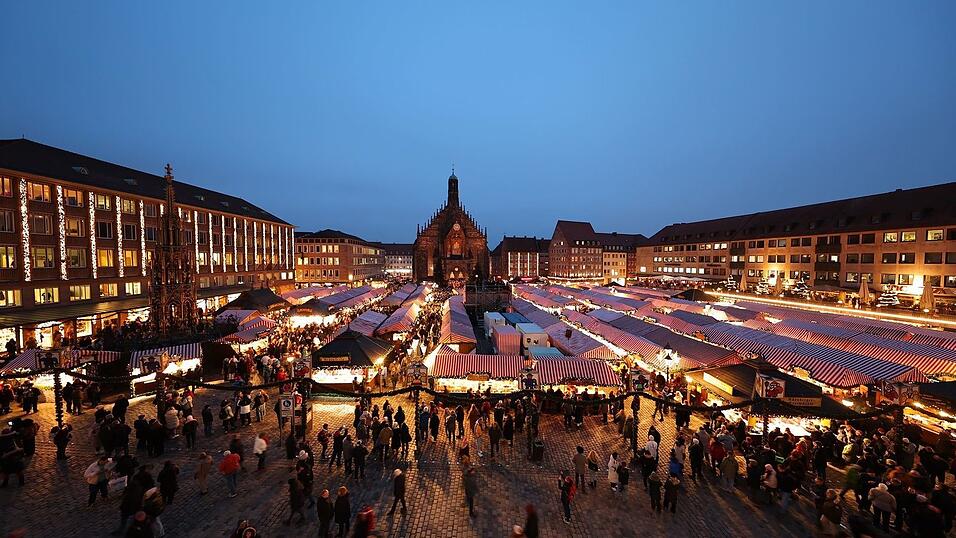 Die Kaufleute auf dem Nürnberger Christkindlesmarkt haben nach Angaben des Landesverbands der Marktkaufleute in diesem Jahr keinen Grund zur Klage. Viele Einzelhändler in Bayern hingegen sind enttäuscht vom Weihnachtsgeschäft. (Archivbild) Die Kaufleute auf dem Nürnberger Christkindlesmarkt haben nach Angaben des Landesverbands der Marktkaufleute in diesem Jahr keinen Grund zur Klage. Viele Einzelhändler in Bayern hingegen sind enttäuscht vom Weihnachtsgeschäft. (Archivbild)