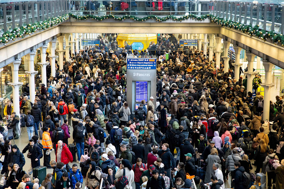 Im Londoner Bahnhof St. Pancras warteten Tausende Reisende auf Informationen