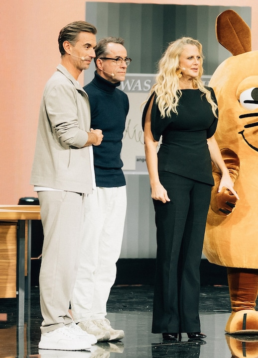 Barbara Schöneberger sticht mit ihrem eleganten Outfit zwischen den Männern heraus.