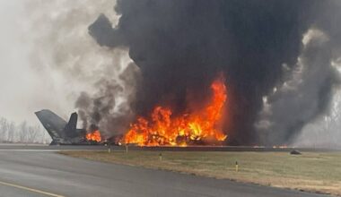 Mehrere Tote in den USA: Privatjet stürzt auf Flughafen ab | News
