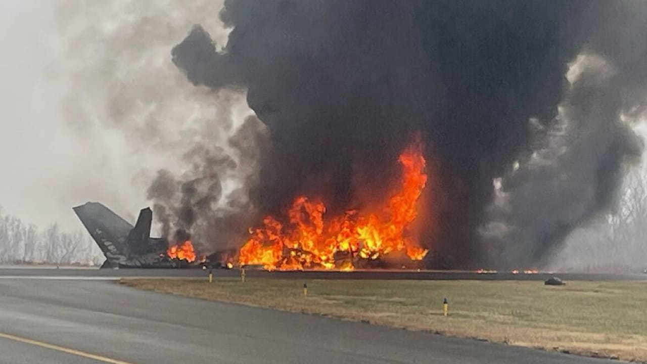 Mehrere Tote in den USA: Privatjet stürzt auf Flughafen ab | News