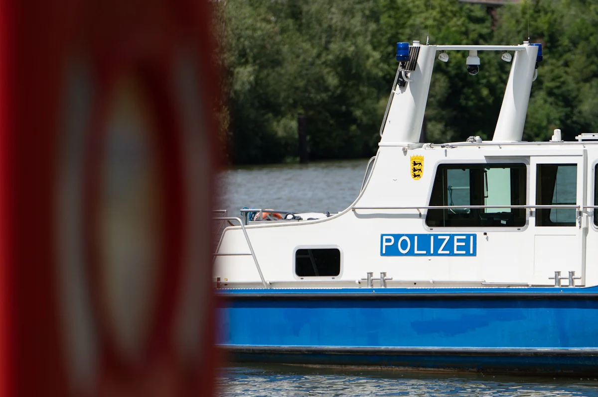 Kreis Karlsruhe - Mann fährt mit Auto in Rhein und ertrinkt - Panorama