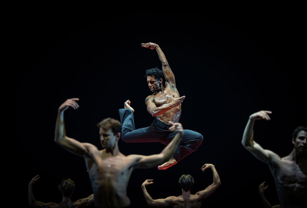 Sinnlicher Tanz: Osiel Gouneo (Mitte) in „Boléro“, der Choreografie von Maurice Béjart, aktuell zu sehen im Triple-Abend „Waves and Circles“ des Bayerischen Staatsballetts.