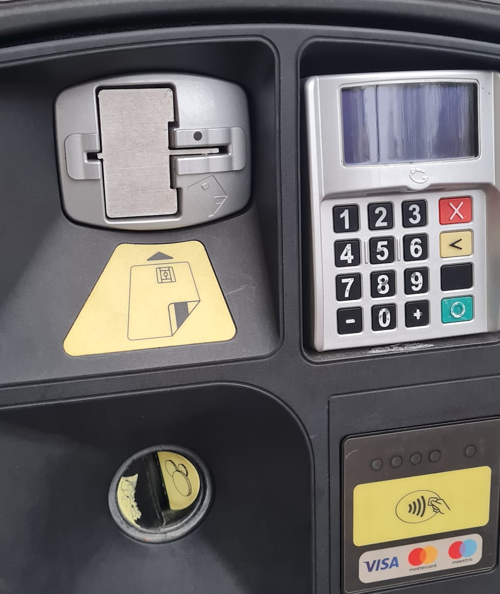 Zum Schutz vor Vandalismus wurden die Kartenschlitze verschlossen