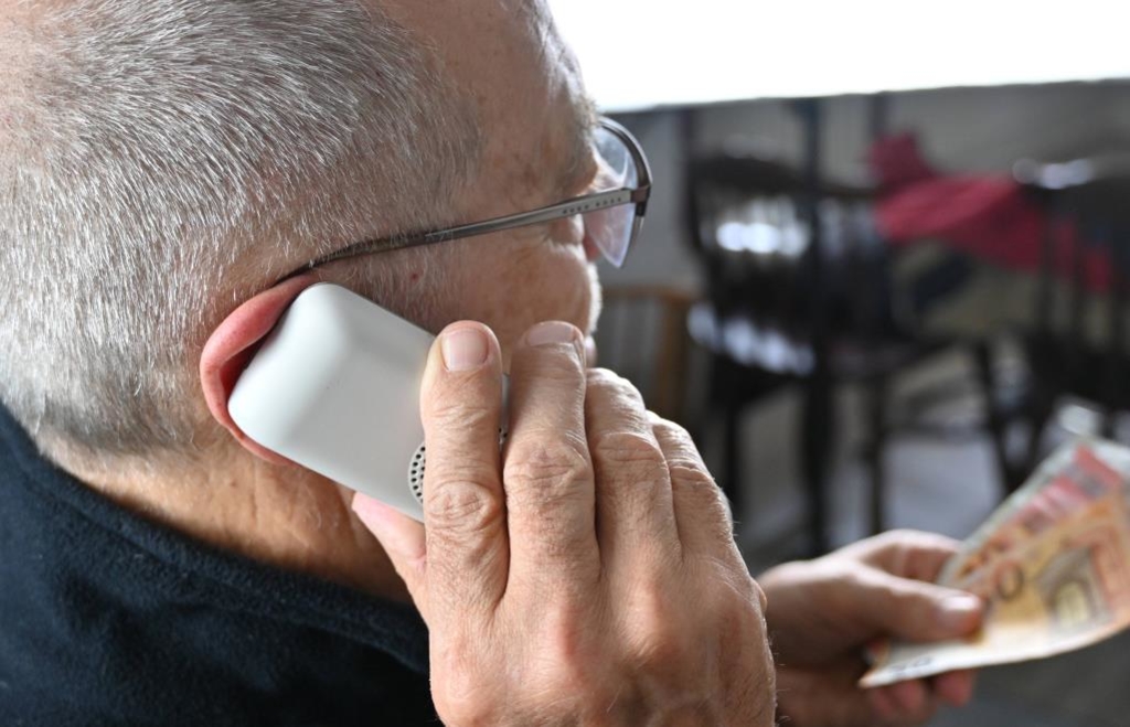 Senior (75) soll in Augsburg 4000 Euro überweisen