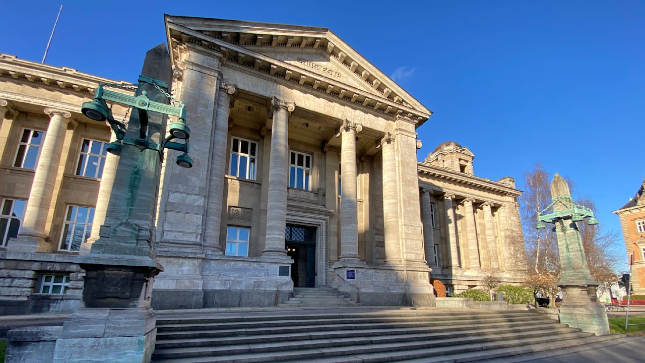 Großeinsatz in Hamburg: Bewaffneter Mann droht mit Blutbad am Gericht | Regional