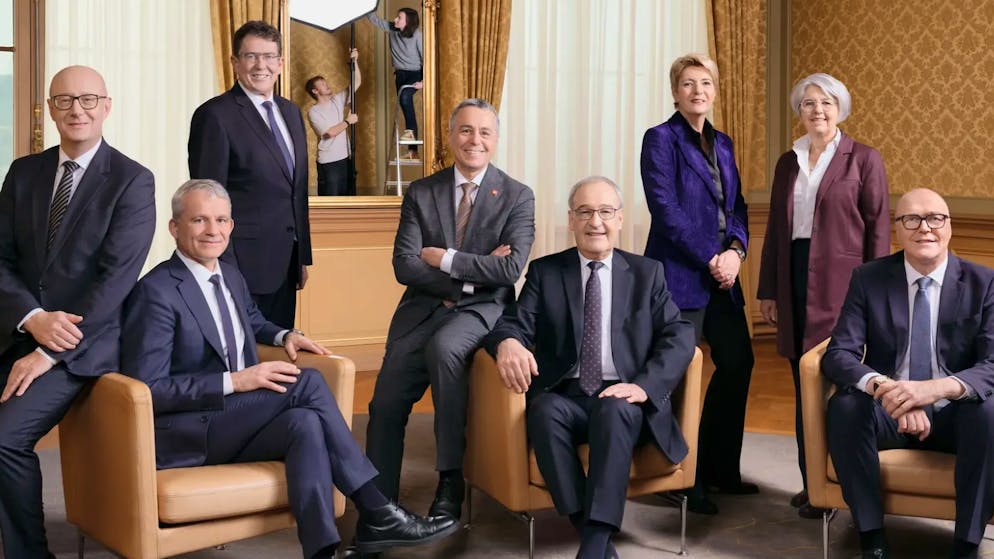 Von links nach rechts: Bundeskanzler Viktor Rossi (GLP), Bundesräte Beat Jans (SP), Albert Rösti (SVP) und Ignazio Cassis (FDP), Bundespräsident Guy Parmelin (SVP), Bundesrätinnen Karin Keller-Sutter (FDP) und Elisabeth Baume-Schneider (SP), Bundesrat Martin Pfister (Die Mitte).