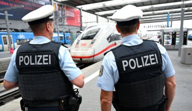 München: Drogenkurier gibt Koffer mit drei Kilogramm Cannabis entnervt bei der Polizei ab - München