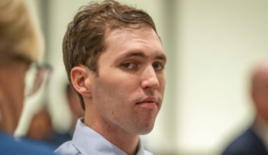 Charlie-Kirk-Attentäter: Tyler Robinson erscheint zum 1. Mal vor Gericht | Politik