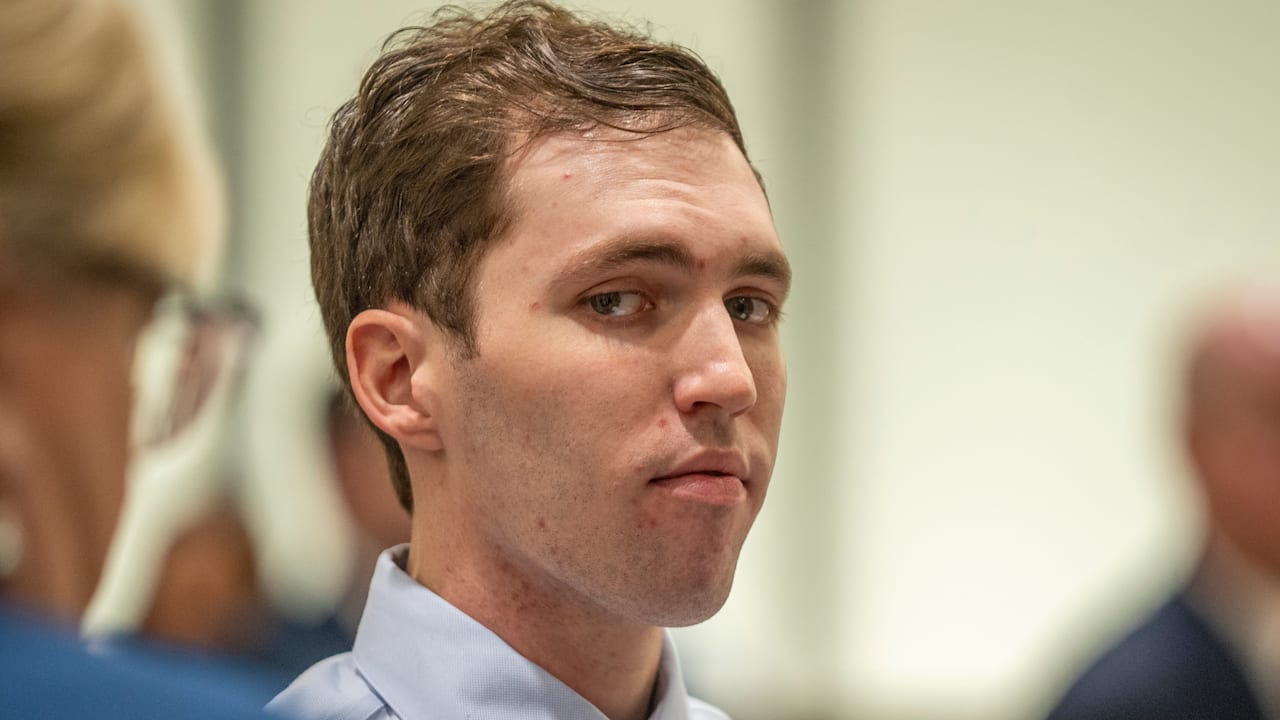 Charlie-Kirk-Attentäter: Tyler Robinson erscheint zum 1. Mal vor Gericht | Politik