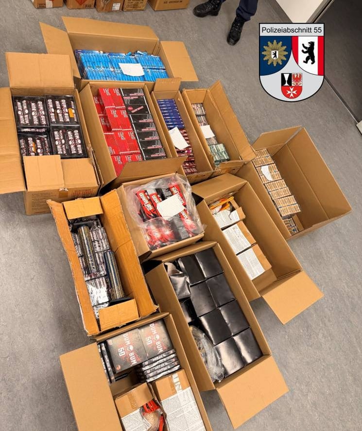 Die Polizei zeigt den Böller-Fund aus dem Carsharing-Auto