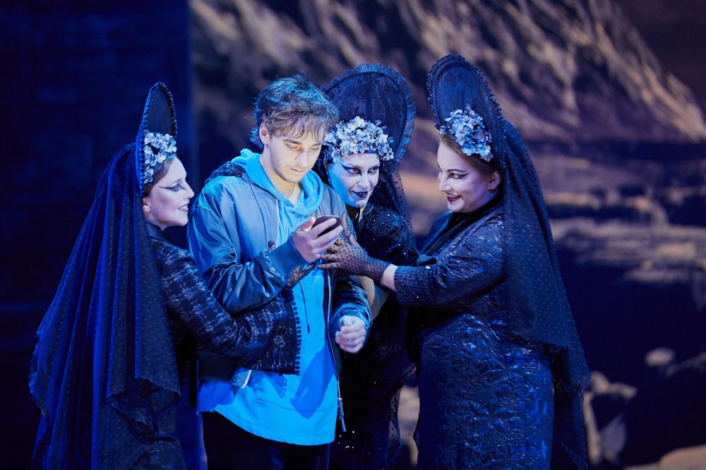 Die drei Damen,  Dienerinnen der Königin der Nacht, retten den Prinzen Tamino vor einer Riesenschlange. Später schenken sie ihm ein Bildnis der Tochter der Königin, Pamina. Eine Paraderolle für Ann-Katrin Naidu (rechts) in der „Zauberflöte“ am Gärtnerplatz.