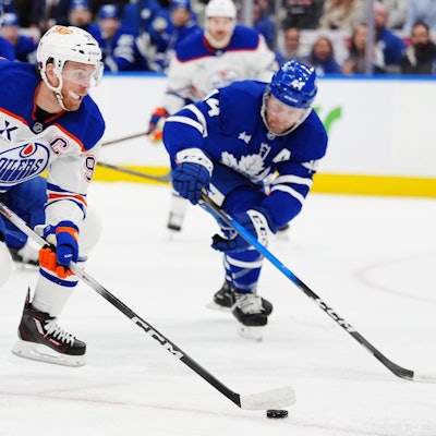 Connor McDavid (l) erzielte zwei Tore bei Edmontons Sieg in Toronto.