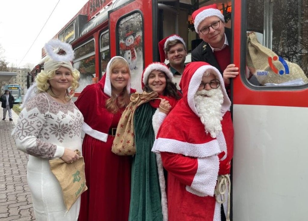 Weihnachtlich geschmückt geht die alte Tatra-Bahn wieder auf Tour durch Halle.