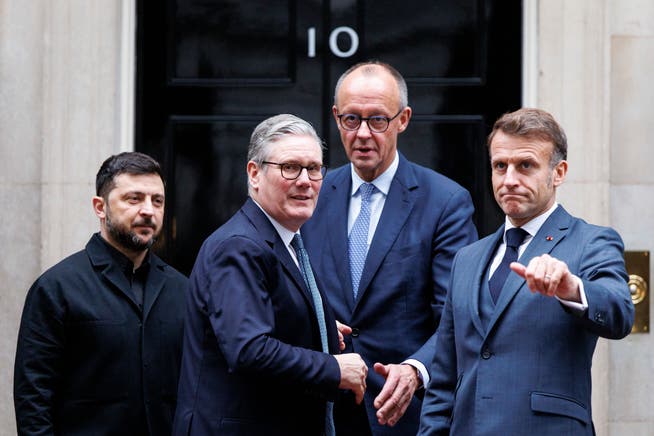 Der ukrainische Präsident Wolodimir Selenski, der britische Premierminister Keir Starmer, der deutsche Bundeskanzler Friedrich Merz und der französische Präsident Emmanuel Macron am 8.  Dezember in London.
