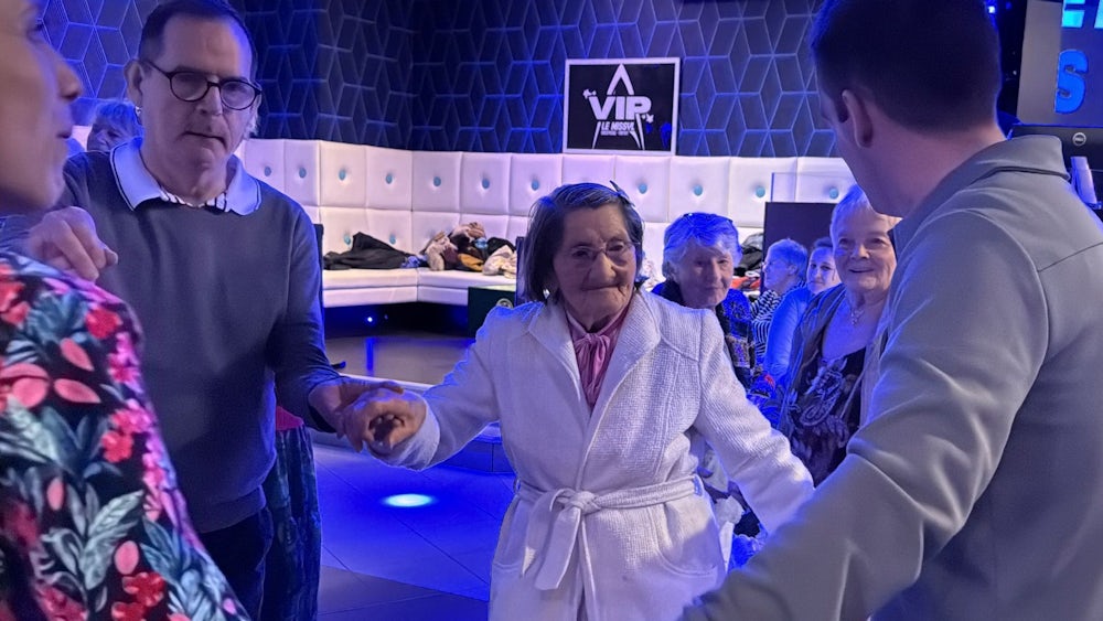 Mathilde Bouhee tanzt mit Betreuern und anderen Heimbewohnern in der Disco.