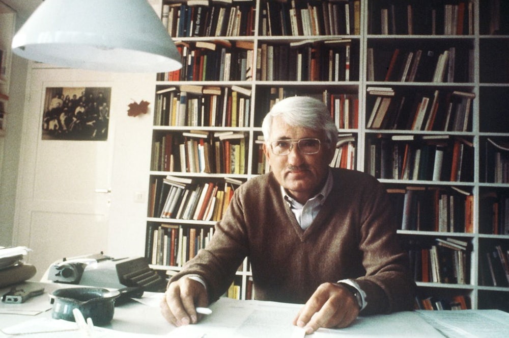 Philosoph mit Schreibmaschine: Jürgen Habermas im August 1981 im Arbeitszimmer seines Hauses in Starnberg.