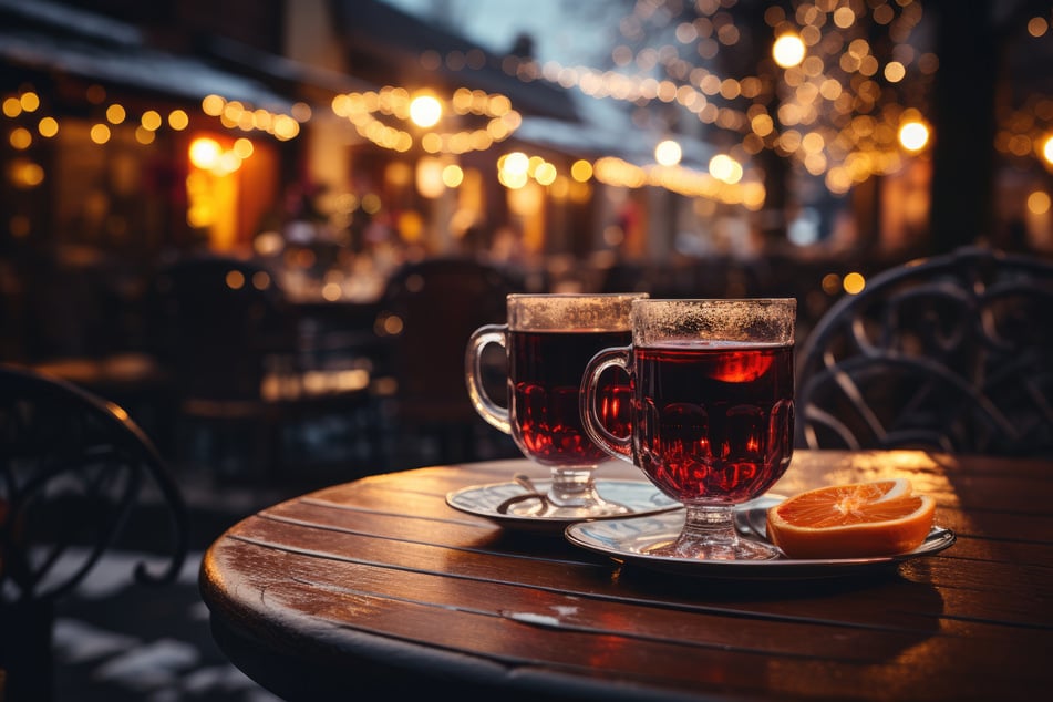 Auch nach den Feiertagen könnt Ihr noch Glühwein auf einigen Weihnachtsmärkten in Sachsen genießen. (Symbolbild)