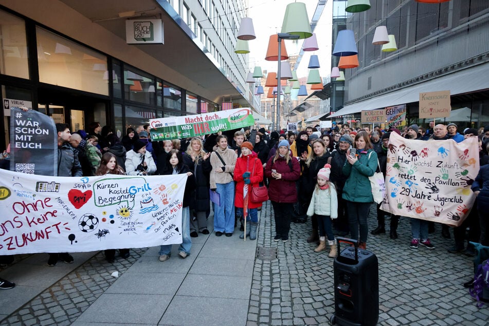 Zwischen 250 und 300 Menschen demonstrierten am Montag gegen Kürzungen der Jugendhilfe.