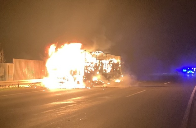 FW-GE: LKW-Brand auf der A2 bei Gelsenkirchen