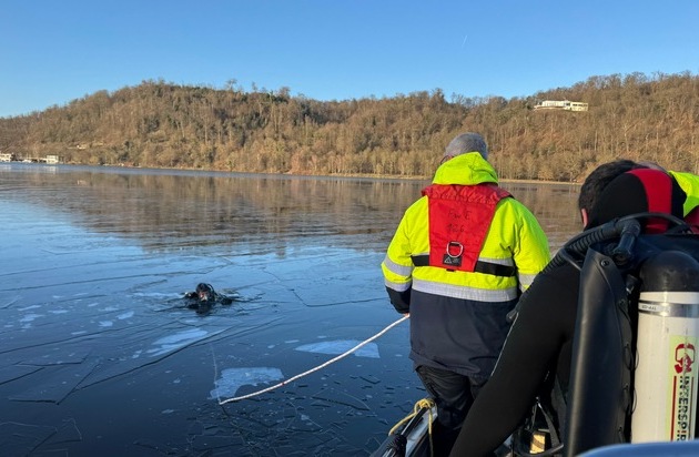 FW-E: Wasserrettungseinsatz am Baldeneysee - Eisschicht erschwert Erkundung