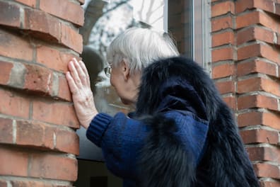 Hannelore Schepers stand schon oft vor der Tür ihrer Kindheitswohnung und hat sich nie getraut zu klingeln. Sie hat nur immer von außen in das Haus geschaut.