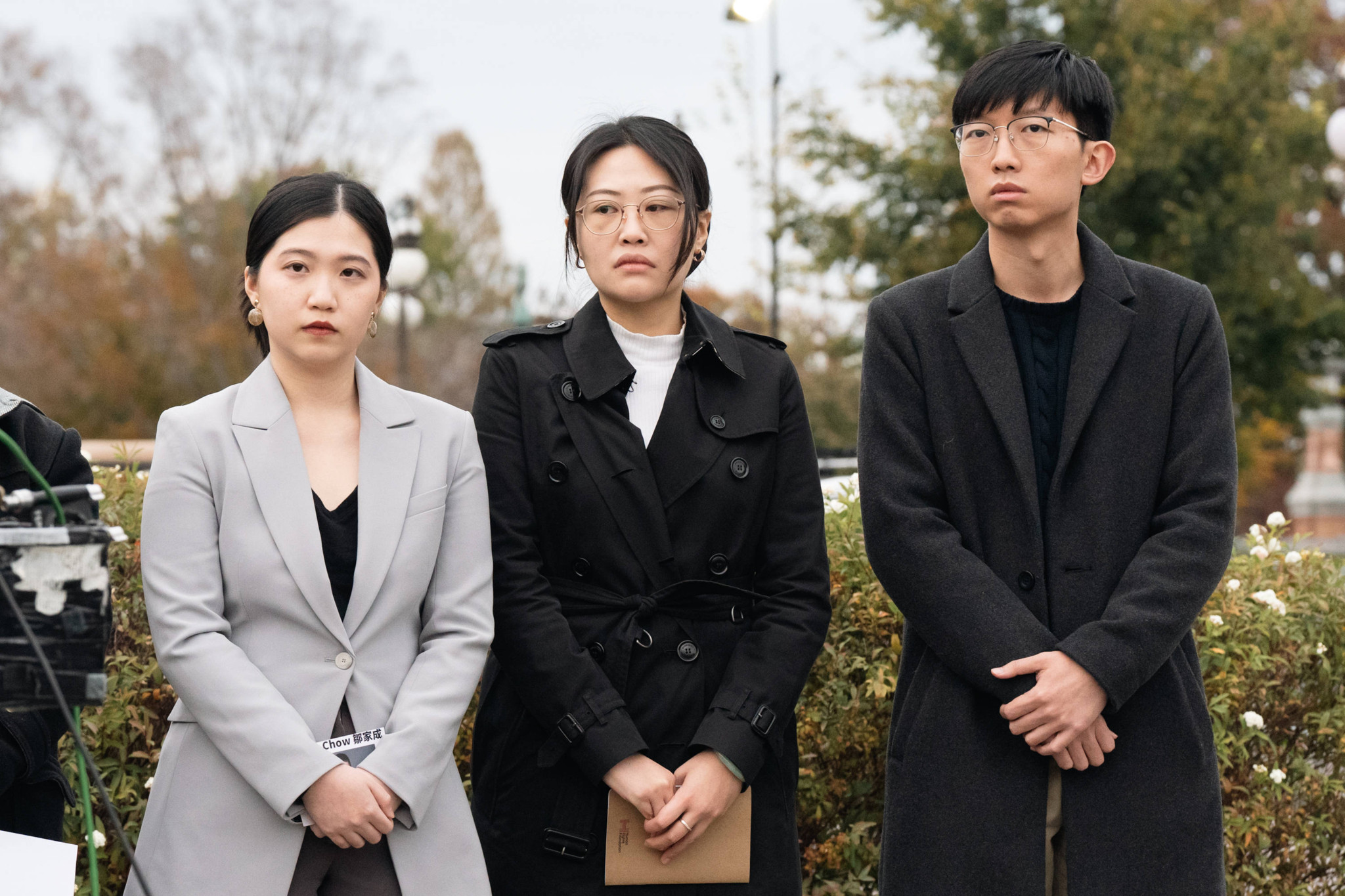 Hongkonger Aktivistinnen Anna Kwok, Carmen Lau und Aktivist Sunny Cheung nehmen an einer Kundgebung in Washington, D.C. teil, um die Hongkong 47 zu unterstützen. November 2024.