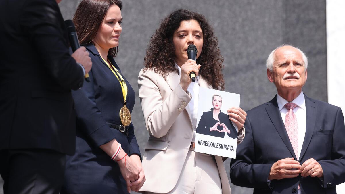 Die Karlspreisträgerinnen des Jahres 2022 Maria Kalesnikava (links) und Veronica Tsepkalo.