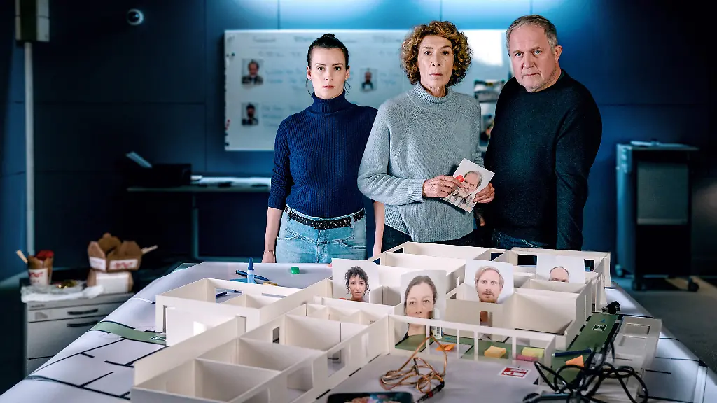 ARD-Degeto-TATORT-DER-ELEKTRIKER-am-Sonntag-14-12-25-um-20-15-Uhr-und-um-00-15-Uhr-im-ERSTEN-v-li-n-re-Meret-Schande-Christina-Scherrer-Bibi-Fellner-Adele-Neuhauser-und-Moritz-Eisner-Harald-Krassnitzer-ORF-Petro-Domenigg-honorarfrei-Verwendung-gemaess-der-AGB-im-engen-inhaltlichen-redaktionellen-Zusammenhang-mit-genannter-Degeto-Sendung-und-bei-Nennung-Bild-ORF-Petro-Domenigg-S2-ARD-Degeto-Programmplanung-und-Presse-Tel-069-1509-335-degeto-presse-degeto