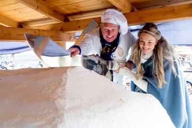 Bäcker- und Konditormeister Reiner Israel hatte zusammen mit dem Stollenmädchen Johanna die Ehre, den Riesenstollen anzuschneiden.