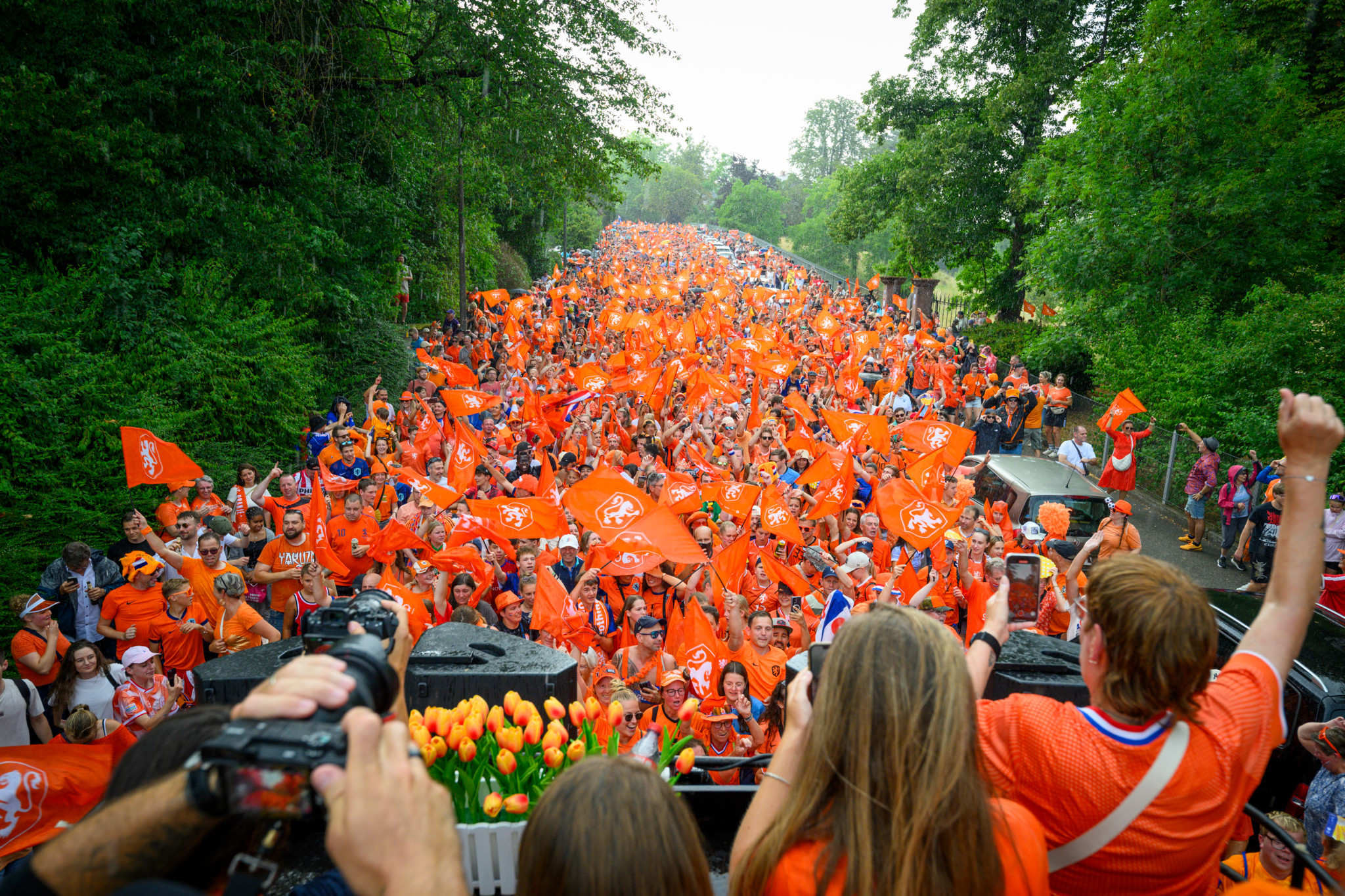Fans in orangen Kleidern und mit Fahnen beim Fanmarsch zur EURO Holland gegen Frankreich auf dem Barfüsserplatz in Basel, 13. Juli 2025.