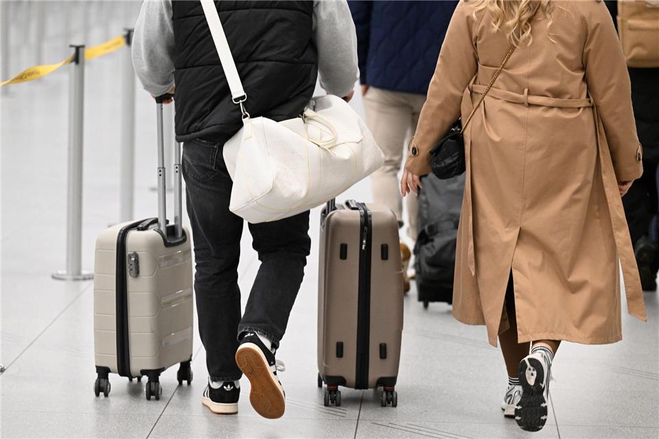 Ab in den Süden heißt es für viele, die jetzt in den Weihnachtsurlaub fliegen. Roberto Pfeil/dpa