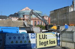 Der Abriss des alten Karstadt Sport an der LU gab einen interessanten Durchblick auf das Mainzer Staatstheater frei. - Foto: gik 